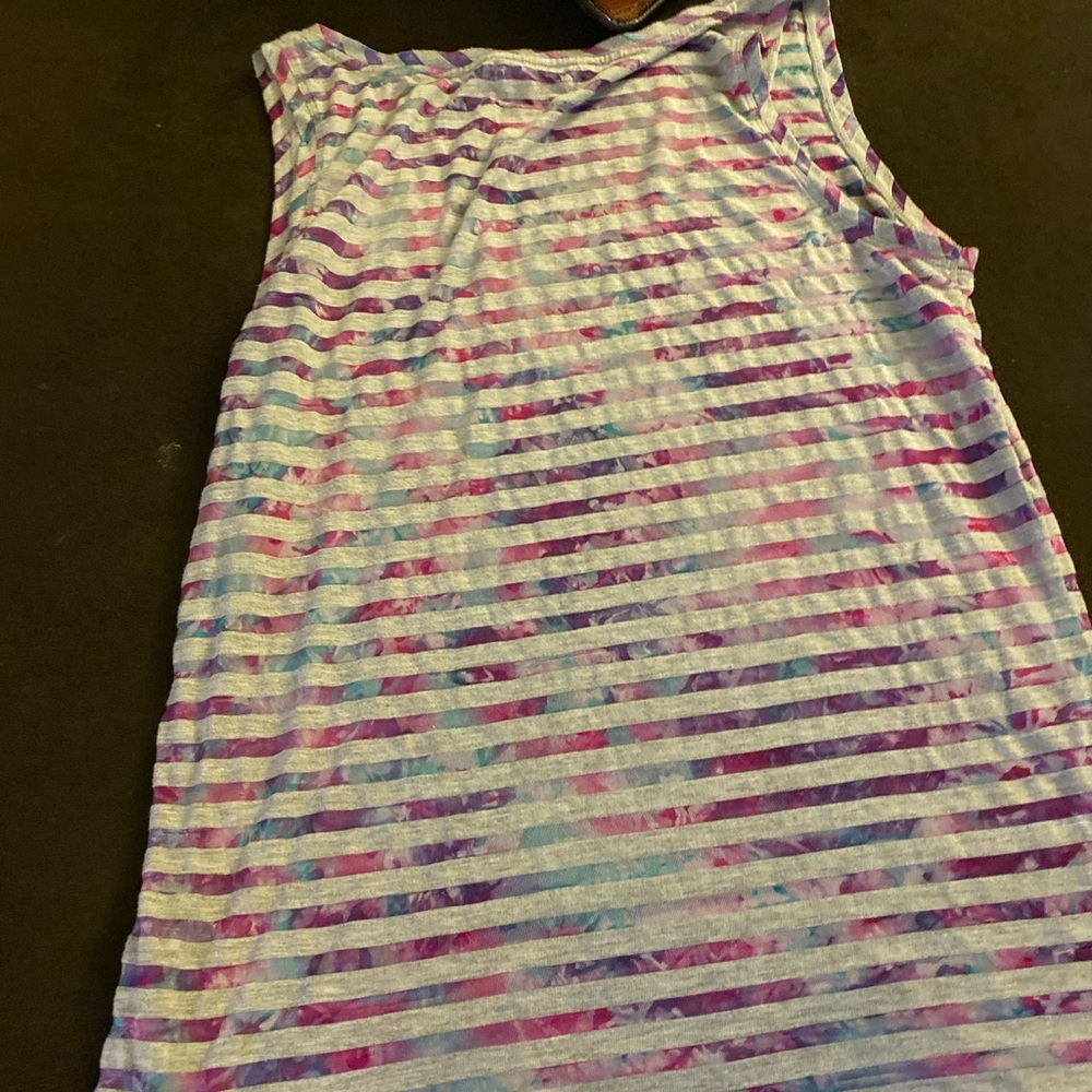 I’m selling this Calvin Klein t shirt